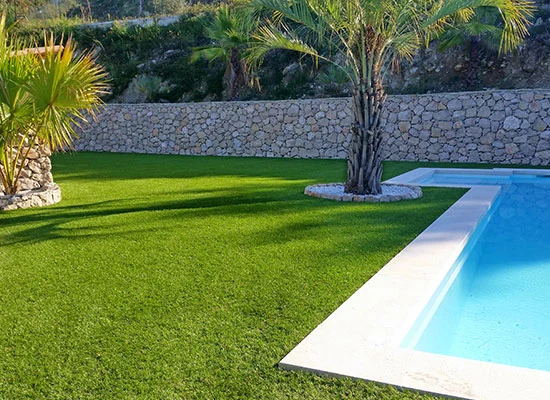 Aménagement de contours de piscine en pelouse artificielle