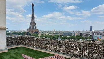 Grand balcon en gazon synthétique à Paris - Vue sur la Tour Eiffel