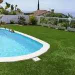 Contours de piscine en pelouse artificielle avec vue dégagée sur la mer
