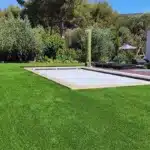 Carpentras et contours de piscine en herbe artificielle