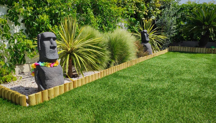 Espace jardin en pelouse artificielle avec plantation et statue de jardin - Clermont-Ferrand