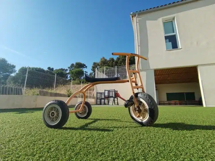 jardin en gazon synthétique avec vélo pour enfant