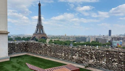 Illustration : Terrasse en pelouse synthétique avec vue sur la tour Eiffel