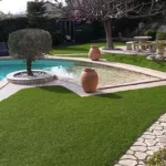 Contours de piscine avec pelouse synthétique à Béziers