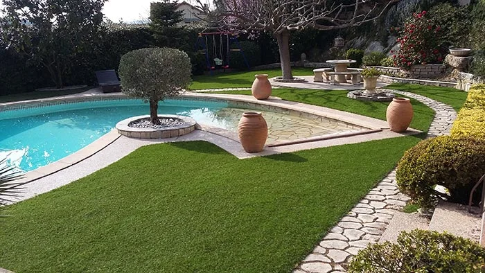 Contours de piscine avec pelouse synthétique à Béziers