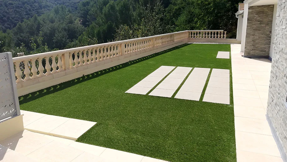 Terrasse en fausse pelouse à Nîmes